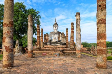 Wat Mahathat tapınağındaki manastır kompleksinde yıkılmış Buda heykeli, Sukhothai Tarih Parkı, Tayland