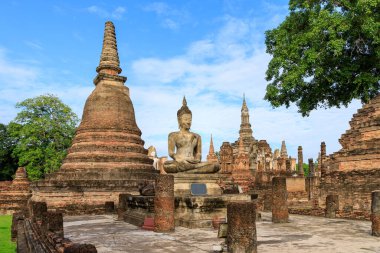 Buda heykeli ve pagoda Wat Mahathat tapınağı, Sukhothai Tarihi Parkı, Tayland