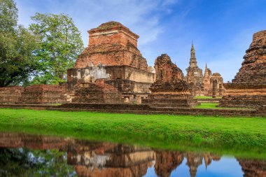 Buda heykeli ve pagoda Wat Mahathat tapınağı yansımalı, Sukhothai Tarihi Parkı, Tayland