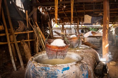 Nan, Tayland - 30 Ekim 2019 Bo Kluea bölgesindeki bir köyde eski ve geleneksel yöntemlerle kaya tuzu üretimi. Tuz yapımını izlemek için ünlü turist beldesi.