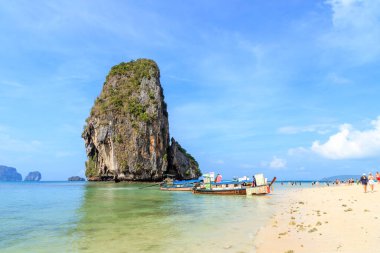 Krabi, Tayland - 16 Şubat 2020: Uzun kuyruklu teknede yüzen gıda dükkanı ve Phra Nang Beach müşterileri.