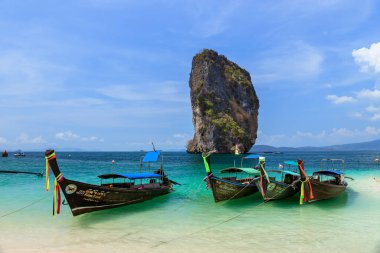 Krabi, Tayland - 15 Şubat 2020: Ko Poda Adası, Ao Phra Nang Körfezi 'ndeki güzel kristal berrak turkuaz mavi deniz ve uzun kuyruklu tekneler
