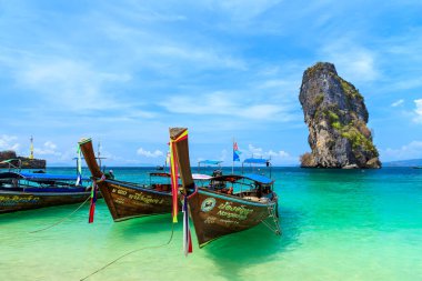 Krabi, Tayland - 15 Şubat 2020: Ko Poda Adası, Ao Phra Nang Körfezi 'ndeki güzel kristal berrak turkuaz mavi deniz ve uzun kuyruklu tekneler