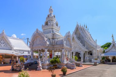 Nan, Tayland - 28 Ekim 2019: Wat Ming Muang, çağdaş sanatla süslenmiş antik tapınak, yerleşik şehir sütun tapınağı, ünlü seyahat merkezi.