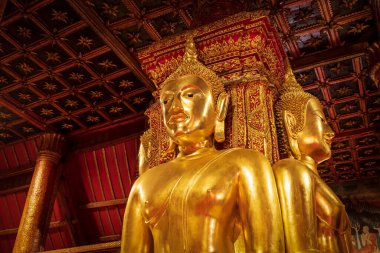 Nan, Tayland - 28 Ekim 2019: Thai Lue sanatında Buda heykelleri ve Sukhothai stilinde dört yöne bakan, Wat Phumin Tapınağı 'ndaki yönetmelik şapelinde yer alan. Eyaletteki ünlü turizm beldesi..