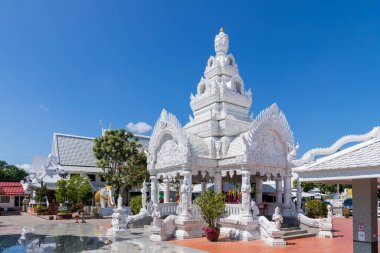 Nan, Tayland - 28 Ekim 2019: Wat Ming Muang, çağdaş sanatla süslenmiş antik tapınak, şehir sütunları, ünlü seyahat merkezleri.