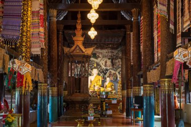 Nan, Tayland - 29 Ekim 2019: Pua ilçesindeki Wat Rong Ngae tapınağındaki eski Buda heykeli