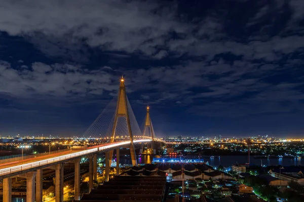 Gran Puente Colgante Sobre Río Chao Phraya Con Tráfico Nocturno — Foto de Stock