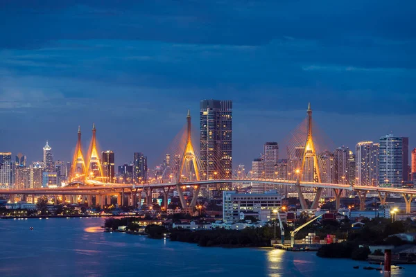 Alacakaranlıkta Chao Phraya Nehri Üzerindeki Büyük Asma Köprü Arka Planda — Stok fotoğraf