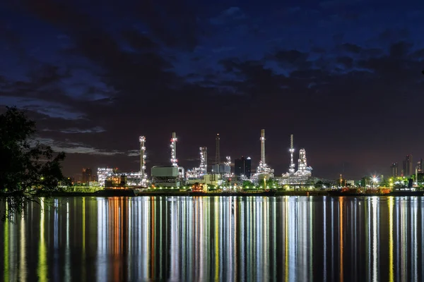 Fabrik Für Und Gasraffinerien Mit Reflektion Auf Dem Fluss Der — Stockfoto