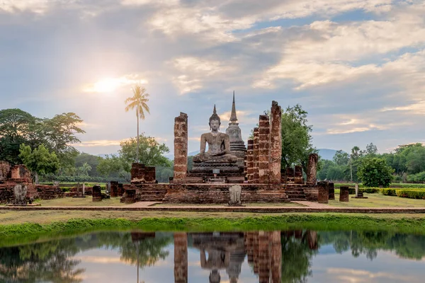 Estátua Buda Pagode Templo Wat Mahathat Com Reflexão Durante Pôr — Fotografia de Stock