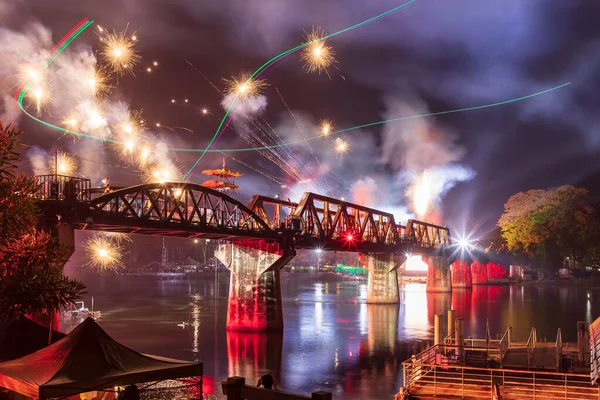 カンチャナブリ 2019年11月26日 ビルマ鉄道 または死の鉄道 の橋は 光と音と花火で祭りの間 有名な国際観光ランドマークの目的地であるカンチャナブリでクワイ ヤイ川を渡ります — ストック写真