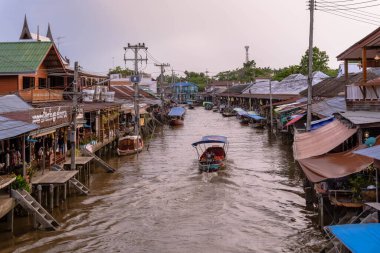 Samut Songkhram, Tayland - 19 Temmuz 2019: Amphawa Kanalı ve köy gün batımına yakın. Ünlü geleneksel yüzen pazar ve kültürel turizm beldesi.