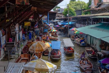Ratchaburi, Tayland - 19 Temmuz 2019: Damnoen Saduak, en ünlü yüzen pazar ve kültürel turizm merkezi.