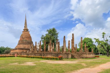 Pagoda ve Wat Sa Si tapınağındaki harabe manastır kompleksi, Sukhothai Tarihi Parkı, Tayland