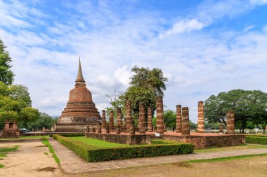 Pagoda ve Wat Chana Songkhram Tapınağı 'ndaki harabe manastır kompleksi, Sukhothai Tarih Parkı, Tayland