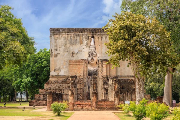 Wat Si Chum Tapınağı, Sukhothai Tarih Parkı, Tayland 'daki harabe şapelde bulunan Phra Achana adlı ünlü Buda heykeli.