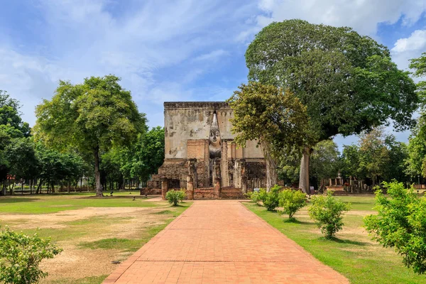 Wat Si Chum Tapınağı, Sukhothai Tarih Parkı, Tayland 'daki harabe şapelde bulunan Phra Achana adlı ünlü Buda heykeli.