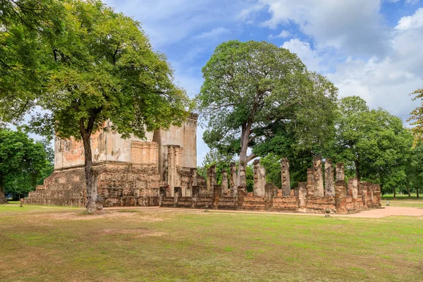 Wat Si Chum Tapınağı, Sukhothai Tarih Parkı, Tayland 'daki harabe şapelde bulunan Phra Achana adlı ünlü Buda heykeli.