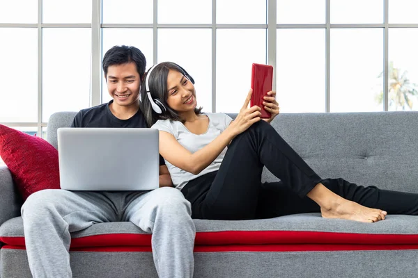 Jovem Casal Asiático Relaxante Sentado Sofá Usando Computador Portátil Tablet — Fotografia de Stock