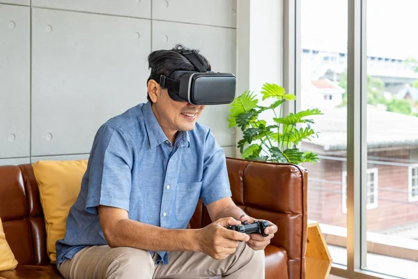 Sênior Aposentadoria Homem Asiático Vestindo Óculos Realidade Virtual Sentado Sofá — Fotografia de Stock