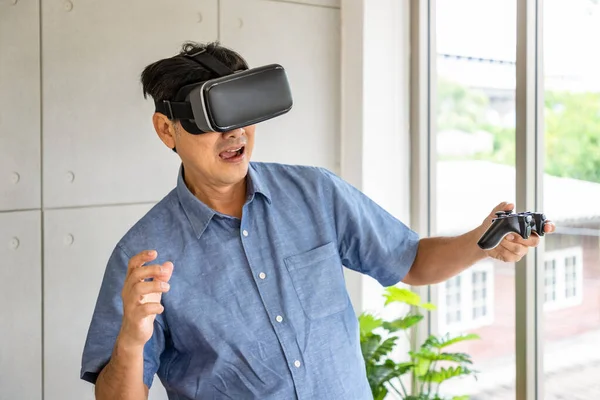 Sênior Aposentadoria Asiático Homem Vestindo Virtual Realidade Óculos Segurando Joystick — Fotografia de Stock