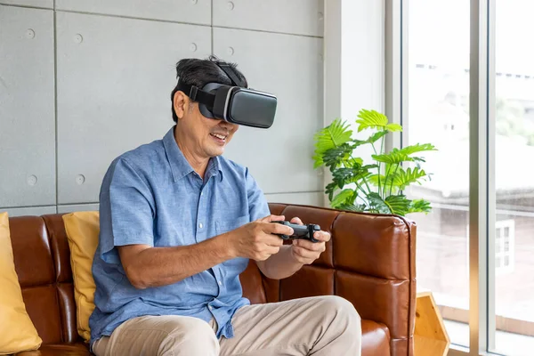 Sênior Aposentadoria Homem Asiático Vestindo Óculos Realidade Virtual Sentado Sofá — Fotografia de Stock