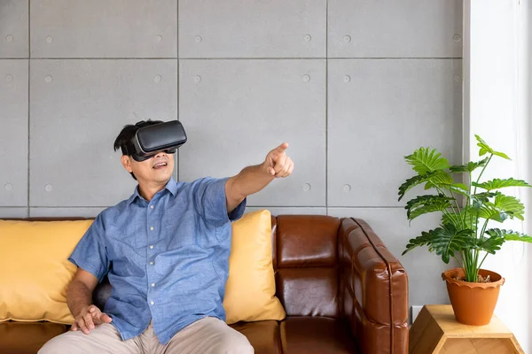 Aposentadoria Sênior Homem Asiático Vestindo Óculos Realidade Virtual Sentado Sofá — Fotografia de Stock