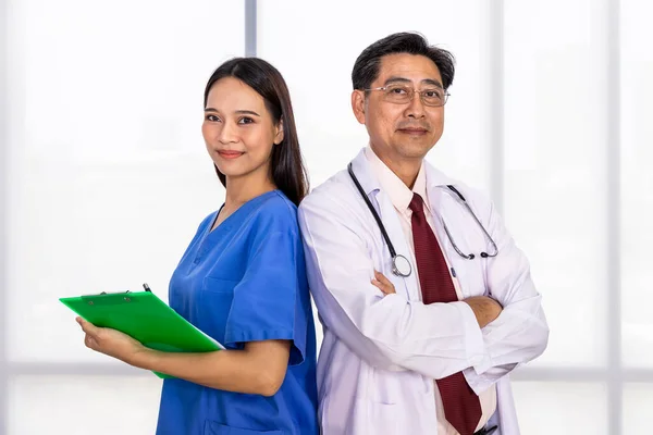 Two Confident Asian Male Female Medical Doctors Standing Back Back — Stock Photo, Image