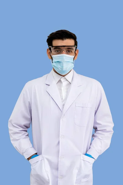 Ritratto Uomo Sicuro Ricercatore Arabo Mediorientale Medico Medico Indossando Maschera — Foto Stock