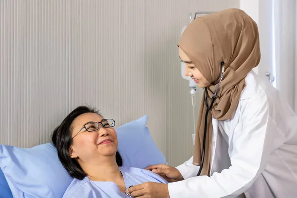 Mujer Musulmana Médico Usando Estetoscopio Para Escuchar Los Latidos Del —  Fotos de Stock