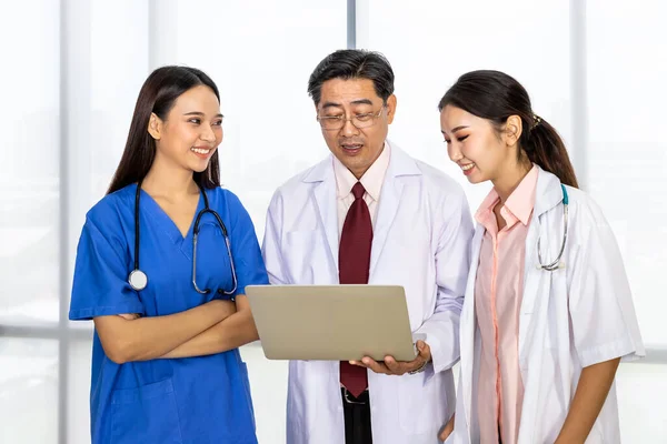 Happy Asian Male Female Medical Doctor Team Standing Meeting Discussion — Stock Photo, Image