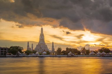 Wat Arun Ratchawararam ya da Şafak Tapınağı ve gün batımında beş pagoda, Tayland Bangkok 'taki ünlü turizm merkezi