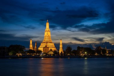 Wat Arun Ratchawararam ya da Şafak Tapınağı ve Alacakaranlık sırasında beş pagoda, Tayland, Bangkok 'taki ünlü turizm beldesi