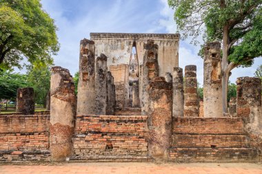 Wat Si Chum Tapınağı, Sukhothai Tarih Parkı, Tayland 'daki harabe şapelde bulunan Phra Achana adlı ünlü Buda heykeli.