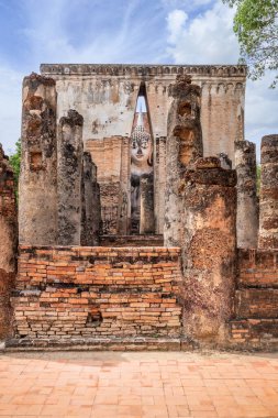 Wat Si Chum Tapınağı, Sukhothai Tarih Parkı, Tayland 'daki harabe şapelde bulunan Phra Achana adlı ünlü Buda heykeli.