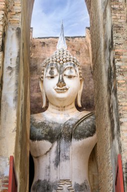 Wat Si Chum Tapınağı, Sukhothai Tarih Parkı, Tayland 'daki harabe şapelde bulunan Phra Achana adlı ünlü Buda heykeli.