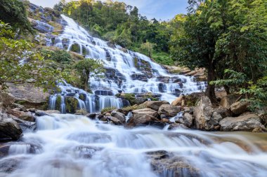 Doi Inthanon Ulusal Parkı 'ndaki Mae Ya Şelalesi, ülkenin en büyük ve en ünlü şelalelerinden biri, Chiang Mai, Tayland