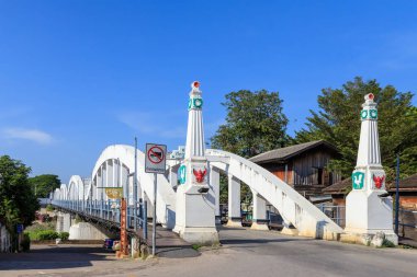 Lampang, Tayland - 10 Kasım 2020: Ratsadaphisek veya Beyaz Köprü, Wang Nehri üzerindeki eski beton köprü, Kral Rama V..