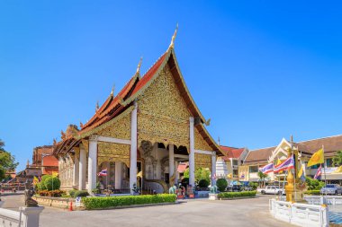 Chiang Mai, Tayland - 11 Kasım 2020 Wat Chedi Luang Tapınağı 'ndaki eski ve harabe pagoda kilisesi.