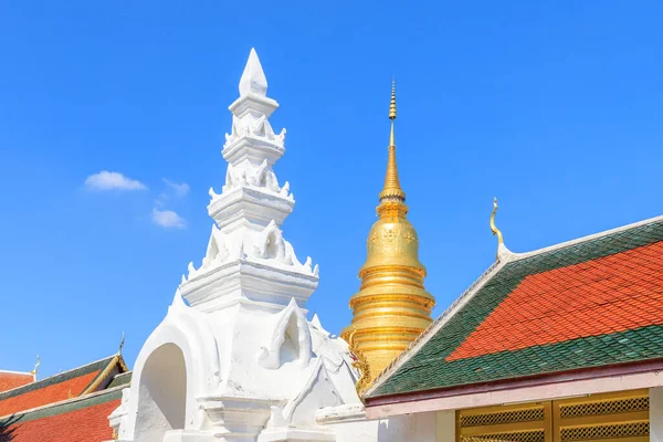 Guldpagod Vid Wat Phra Den Där Haripunchai Woramahawihan Lamphun Norr — Stockfoto