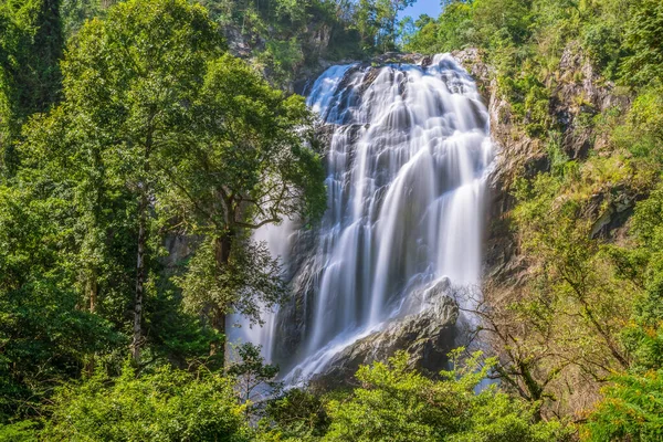 国立公園内の熱帯林における大規模かつエキゾチックな滝 Khlong Lan滝 Kampheng Phet — ストック写真