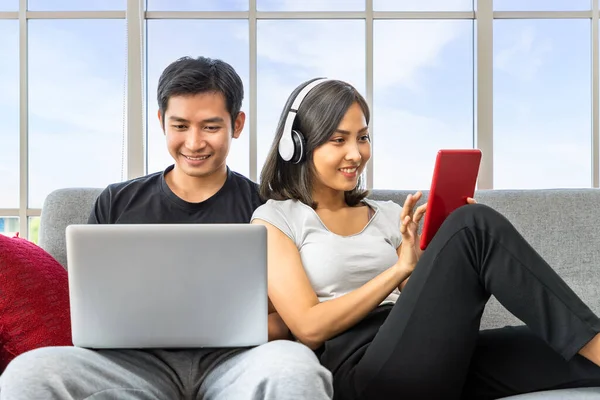 Jovem Casal Asiático Relaxante Sentado Sofá Usando Computador Portátil Tablet — Fotografia de Stock