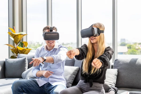 Casal Caucasiano Vestindo Óculos Realidade Virtual Jogando Jogo Futurista — Fotografia de Stock