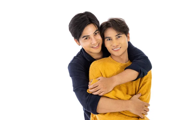 若いかわいいアジアのゲイのカップルの肖像画 笑顔で愛と抱擁 白い背景に カメラを見て Lgbtの概念 — ストック写真