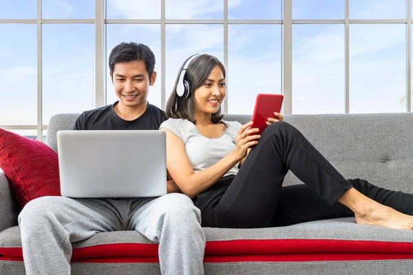 Jovem Casal Asiático Relaxante Sentado Sofá Usando Computador Portátil Tablet — Fotografia de Stock