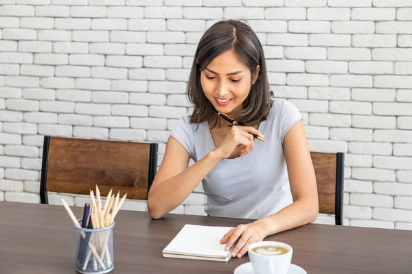 Giovane Attraente Donna Asiatica Sorridente Pensiero Pianificazione Scrittura Memo Nel — Foto Stock