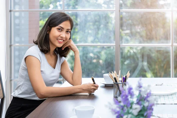Jong Aantrekkelijk Aziatisch Vrouw Glimlachen Denken Planning Schrijven Memo Notebook — Stockfoto