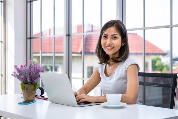 Portrait Asian Woman Freelancer Working Home Sitting Desk Table Living — Stockfoto