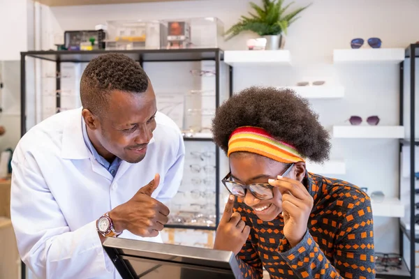 Óptica Africana Explicando Vendiendo Gafas Graduadas Una Joven Cliente Una —  Fotos de Stock
